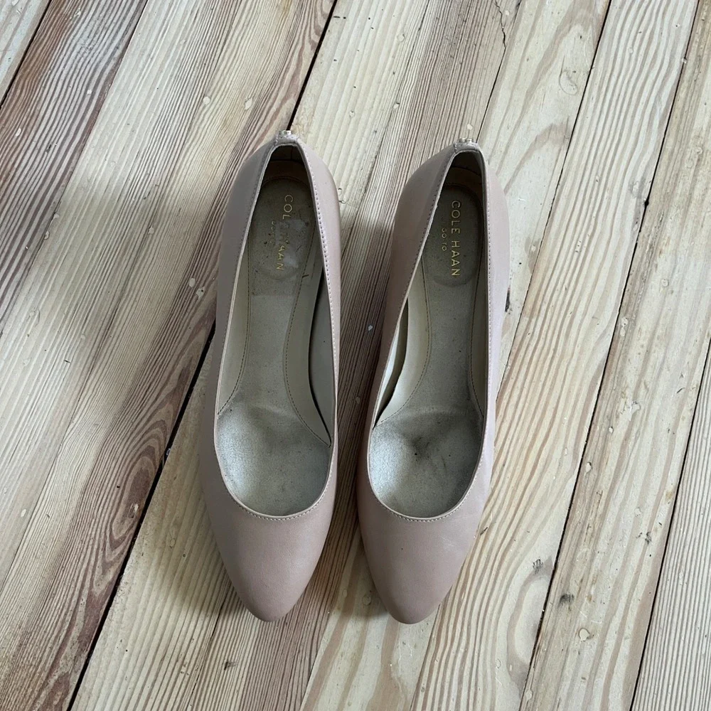 Cole Haan Go-To‎ Wedge Beige Leather Almond Toe Pumps W20462 Womens 8.5 Preppy